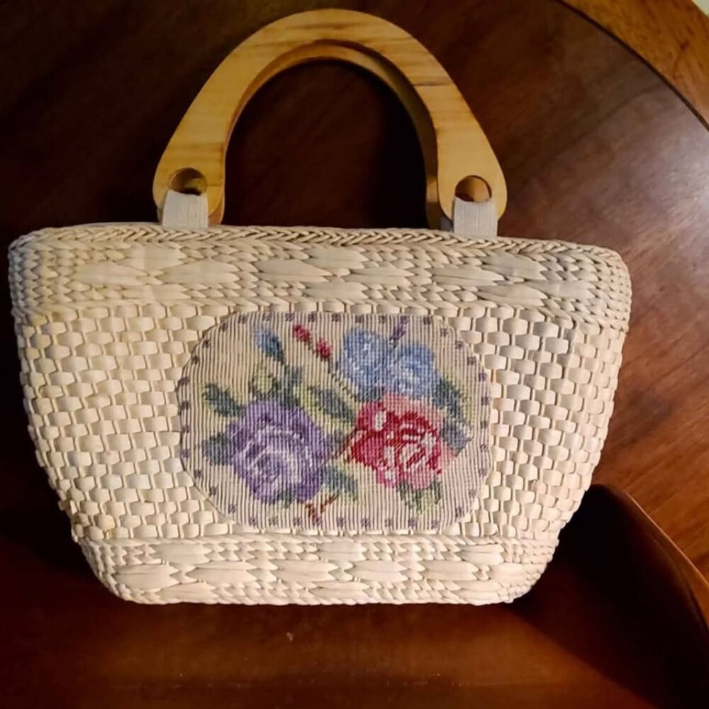 Vintage Sweet Woven Grass Purse with Floral Embroidery Print